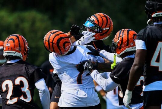 Ja’Mar Chase enciende el casco durante la práctica del campo de entrenamiento de los Bengals