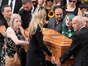 Funeral en Irlanda recuerda a la madre estadounidense asesinada Jamie Carney