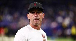 El entrenador de los 49ers, Kyle Shanahan, lesionado en un accidente automovilístico, limitado a medida que se abre el campo de entrenamiento