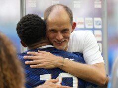 Kylian Mbappé y Thomas Tuchel comparten un abrazo posterior al encuentro del Mundial