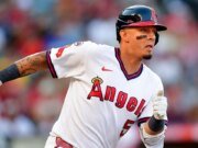 Von Grissom de los Angelinos realiza un llamativo doble play con un movimiento poco ortodoxo